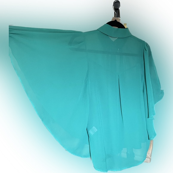 NWOT Maddy k Batwing Sleeve Flowy Top - Picture 3 of 4